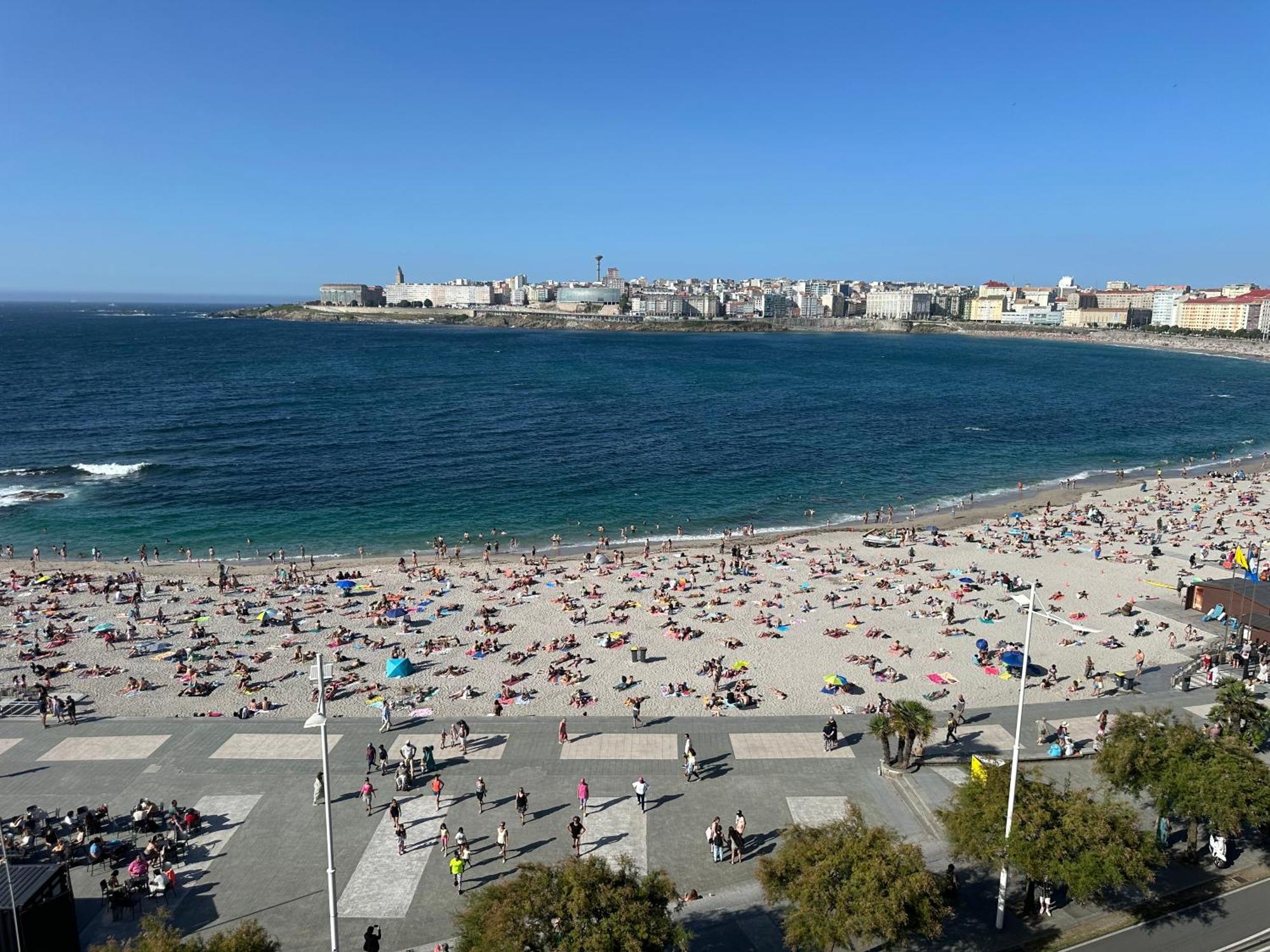 Piso Con Vistas A La Playa De Riazor Apartment A Coruna Bagian luar foto