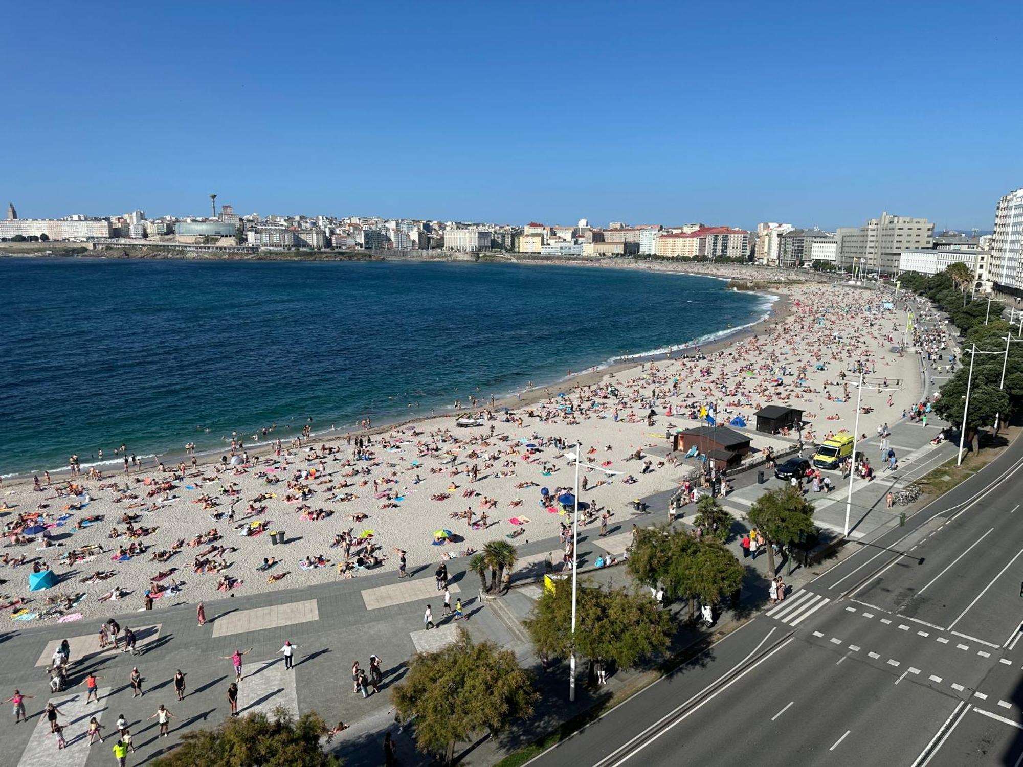 Piso Con Vistas A La Playa De Riazor Apartment A Coruna Bagian luar foto